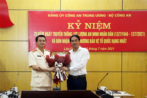 Chủ tịch UBND tỉnh Lào Cai khen thưởng đột xuất công an tỉnh 