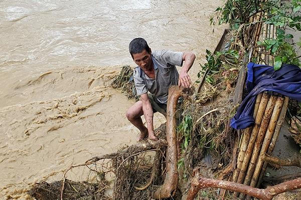 Không thể di chuyển từ TP Lào Cai lên Sa Pa do mưa gây lũ lớn