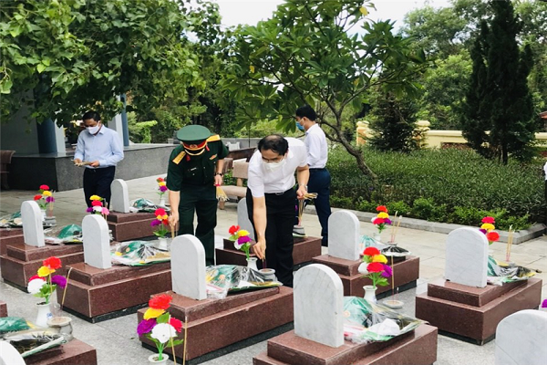 Đoàn đại biểu tỉnh Lào Cai dâng hương tại Nghĩa trang Liệt sĩ quốc gia Trường Sơn