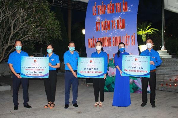 Dâng hương, thắp nến tri ân các anh hùng liệt sỹ nhân kỷ niệm 74 năm Ngày Thương binh - Liệt sỹ