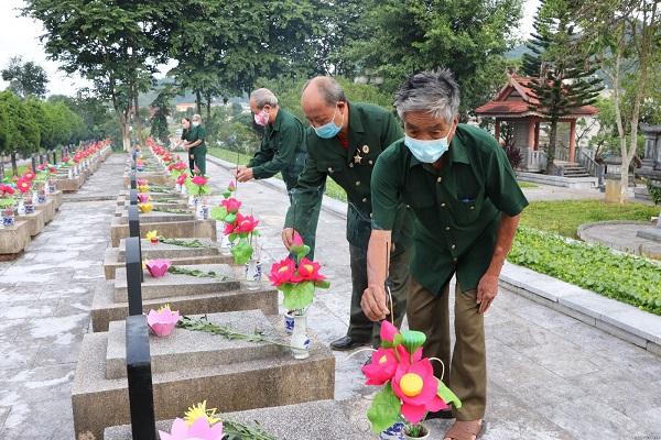 Dâng hương, thắp nến tri ân các anh hùng liệt sỹ nhân kỷ niệm 74 năm Ngày Thương binh - Liệt sỹ