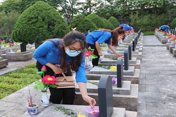 Dâng hương, thắp nến tri ân các anh hùng liệt sỹ nhân kỷ niệm 74 năm Ngày Thương binh - Liệt sỹ