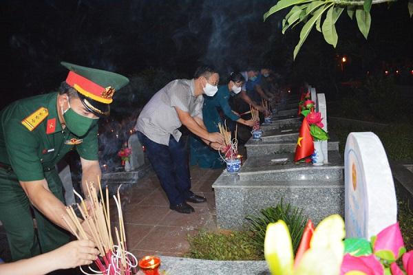 Dâng hương, thắp nến tri ân các anh hùng liệt sỹ nhân kỷ niệm 74 năm Ngày Thương binh - Liệt sỹ