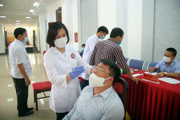 Xét nghiệm SARS-CoV-2 cho đại biểu dự Kỳ họp HĐND tỉnh Lai Châu
