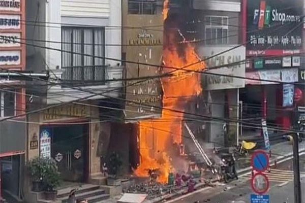 Nhân viên điện lực cứu 2 cháu bé thoát biển lửa trong gang tấc