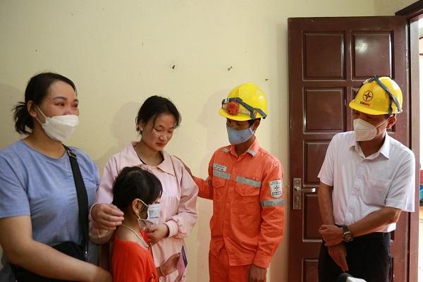 Nhân viên điện lực cứu 2 cháu bé thoát biển lửa trong gang tấc