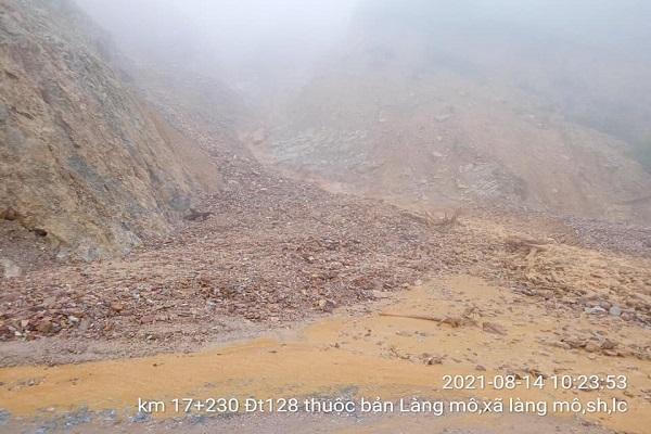 Sạt lở nhiều tuyến đường do mưa kéo dài 
