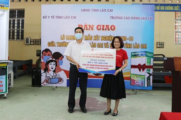 Bàn giao 13 buồng lấy mẫu xét nghiệm và 10.000 test nhanh SARS- CoV- 2