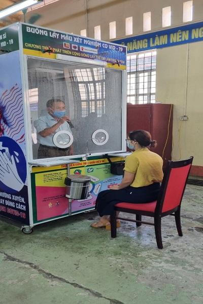 Bàn giao 13 buồng lấy mẫu xét nghiệm và 10.000 test nhanh SARS- CoV- 2