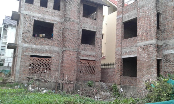 Hà Nội: Biệt thự tiền tỷ thành nơi đổ rác, trồng rau