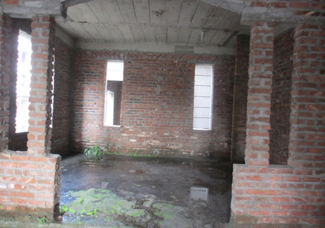 Hà Nội: Biệt thự tiền tỷ thành nơi đổ rác, trồng rau