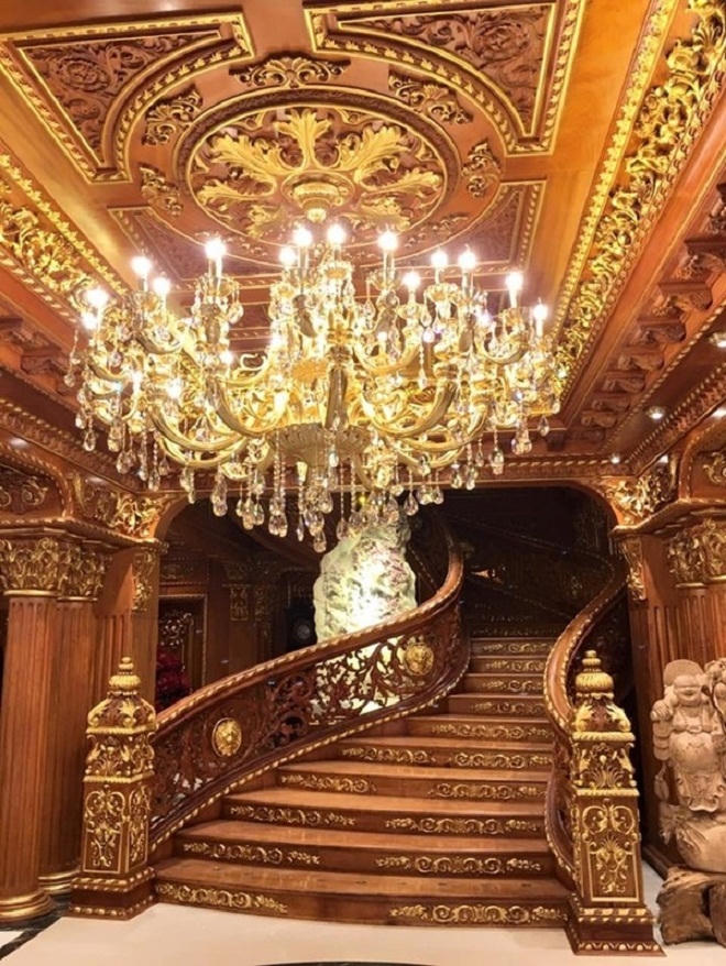 Luận giải phong thủy 6 con gà vàng trên đỉnh biệt thự ở Hà Nội