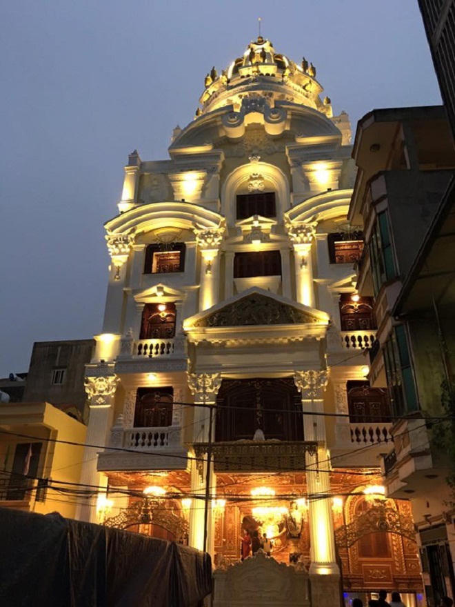 Luận giải phong thủy 6 con gà vàng trên đỉnh biệt thự ở Hà Nội