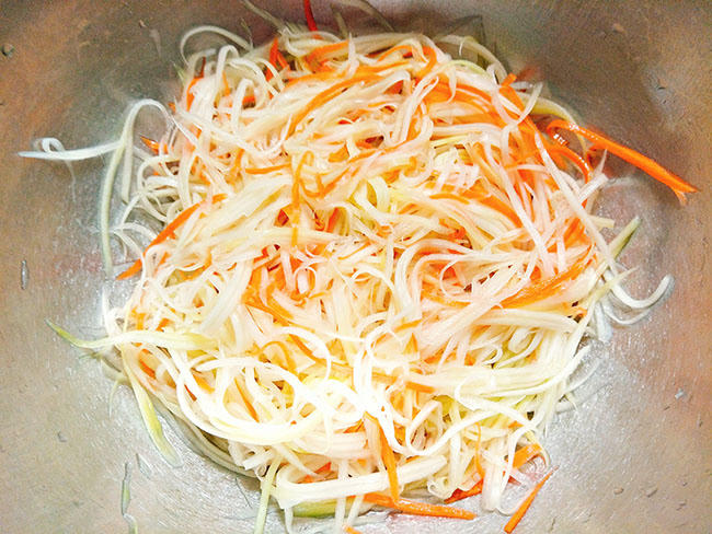 Tận dụng gà tồn sau tết làm món nộm ngon