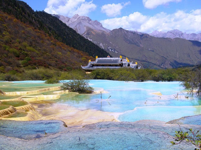 Chiêm ngưỡng hồ nước nóng ruộng bậc thang đủ màu ở Trung Quốc