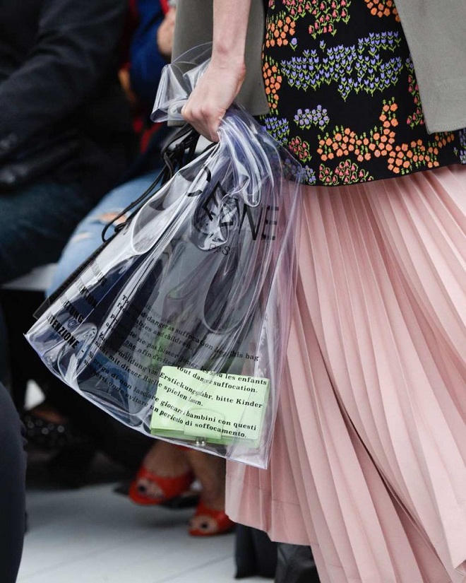 Túi xách trong suốt lên ngôi tại tuần lễ thời trang thu đông 2018