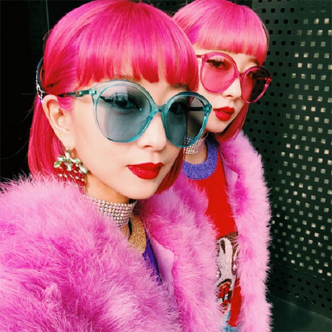 Cặp chị em song sinh gây sốt Tuần lễ thời trang thế giới