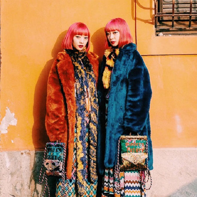 Cặp chị em song sinh gây sốt Tuần lễ thời trang thế giới