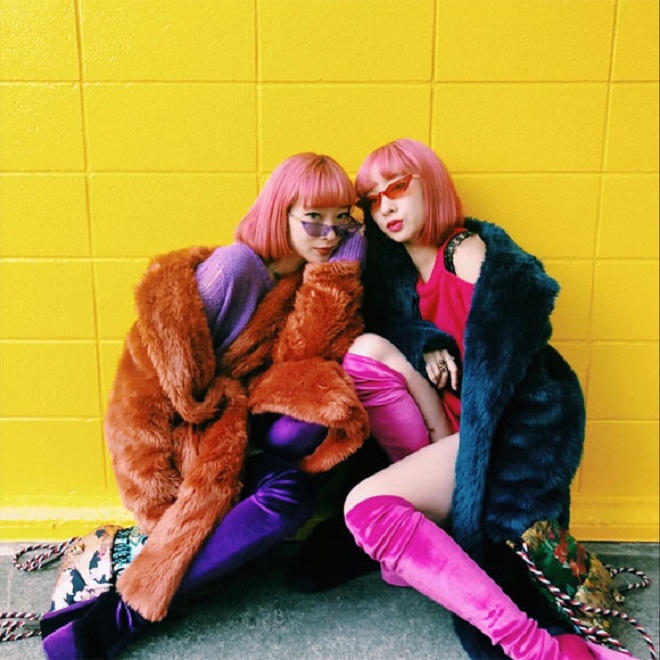 Cặp chị em song sinh gây sốt Tuần lễ thời trang thế giới