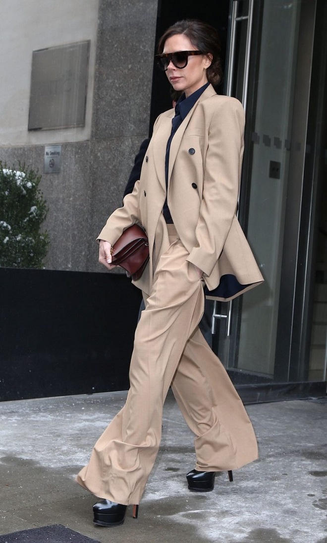 Mặc đẹp, mạnh mẽ và hiện đại như Victoria Beckham trong ngày 8/3