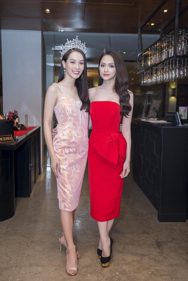 Trang phục quyến rũ giúp Hương Giang tỏa sáng tại Hoa hậu Chuyển giới Quốc tế 2018