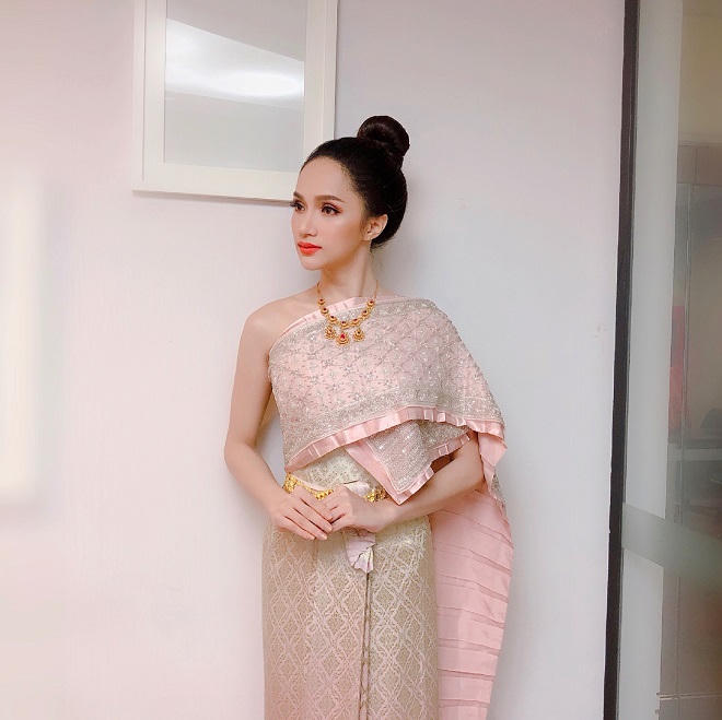 Trang phục quyến rũ giúp Hương Giang tỏa sáng tại Hoa hậu Chuyển giới Quốc tế 2018