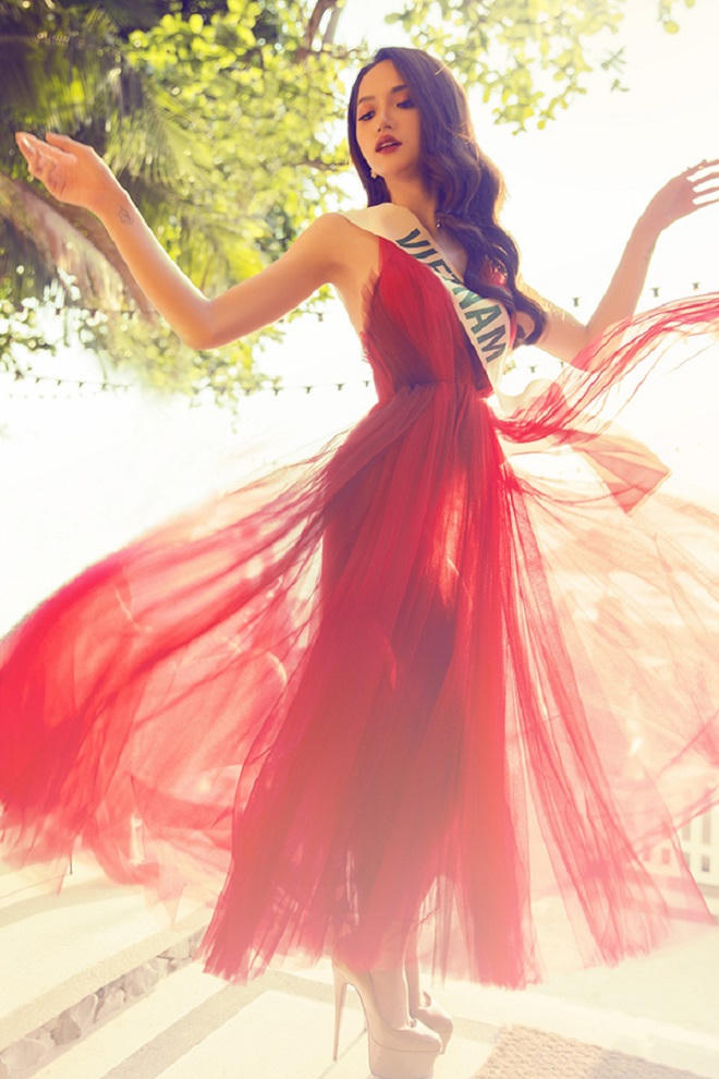 Trang phục quyến rũ giúp Hương Giang tỏa sáng tại Hoa hậu Chuyển giới Quốc tế 2018