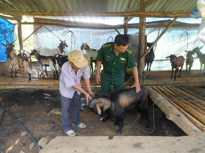 Xuyên đêm băng rừng vận động người dân nộp vũ khí tự chế
