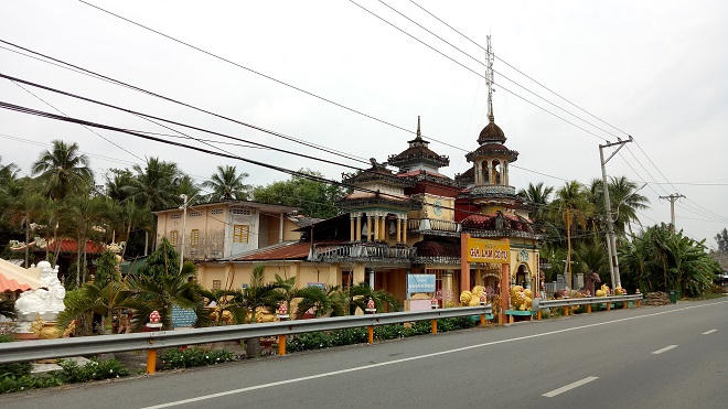 Độc đáo ngôi chùa thờ hàng trăm bức tượng ở miền Tây