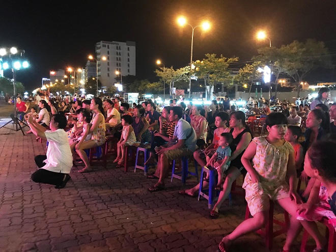 Theo tuồng xuống phố