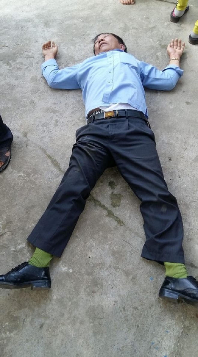 Dùng 'độc chiêu' lừa tiền, gã đàn ông bảnh bao bị hai phụ nữ ôm bắt