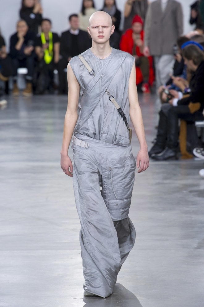 Xu hướng thời trang độc, lạ thống trị sàn diễn mùa thu 2018