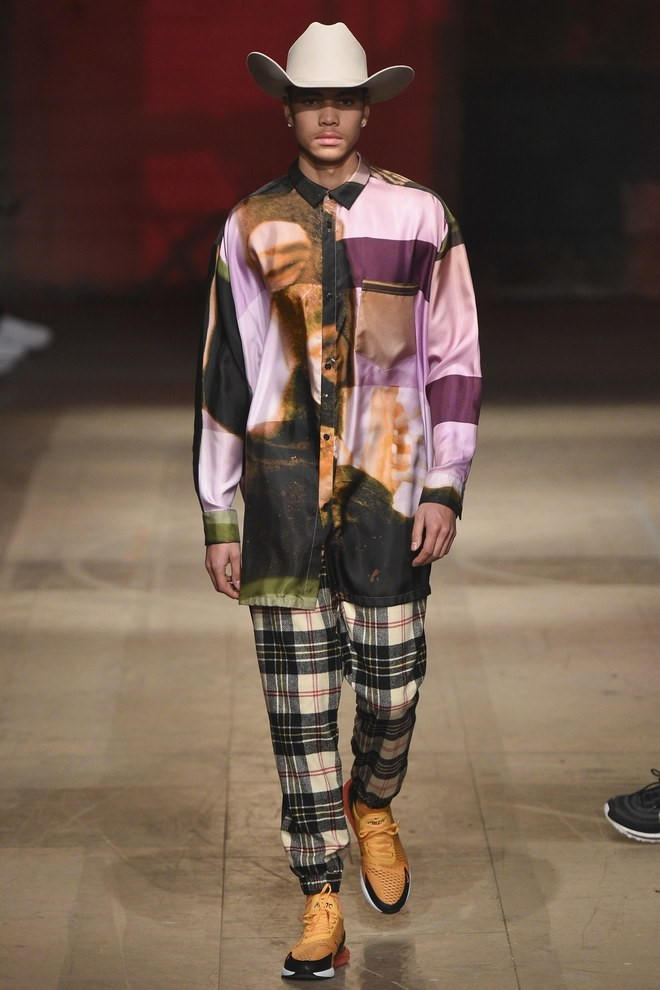 Xu hướng thời trang độc, lạ thống trị sàn diễn mùa thu 2018