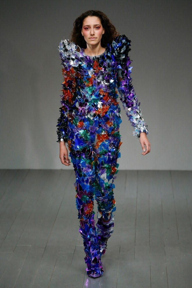 Xu hướng thời trang độc, lạ thống trị sàn diễn mùa thu 2018