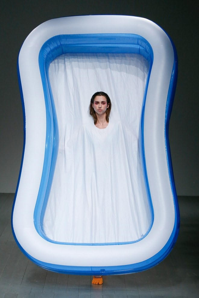 Xu hướng thời trang độc, lạ thống trị sàn diễn mùa thu 2018