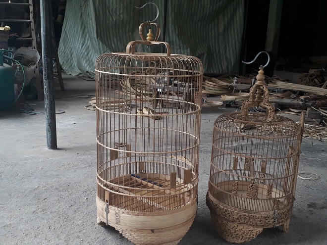 Người đàn ông dành cả cuộc đời... chuốt lồng chim