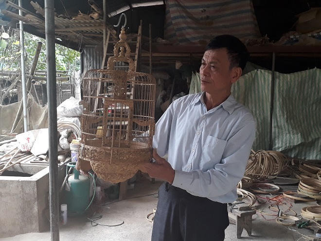 Người đàn ông dành cả cuộc đời... chuốt lồng chim