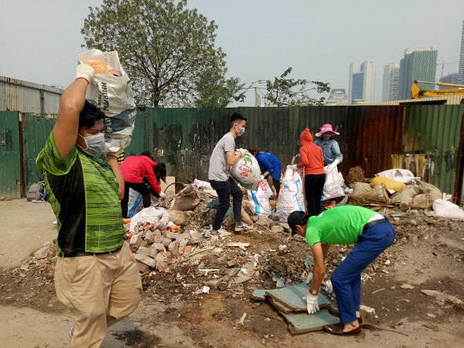 Sinh viên tình nguyện dọn sạch đường, sẵn sàng đón Tổng thống Hàn Quốc