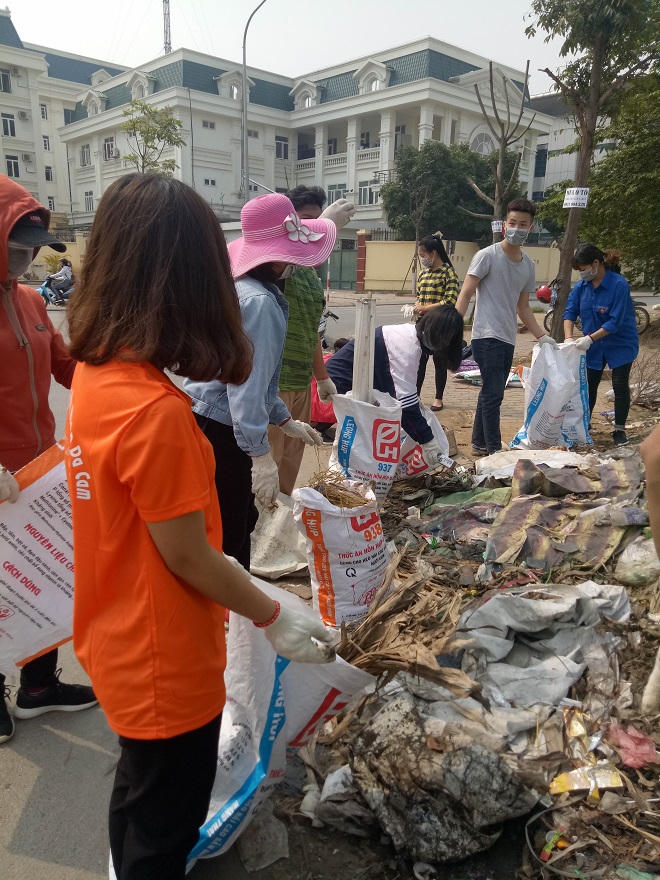 Sinh viên tình nguyện dọn sạch đường, sẵn sàng đón Tổng thống Hàn Quốc