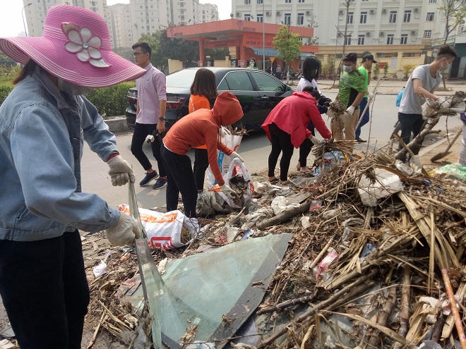 Sinh viên tình nguyện dọn sạch đường, sẵn sàng đón Tổng thống Hàn Quốc