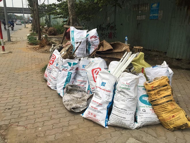 Sinh viên tình nguyện dọn sạch đường, sẵn sàng đón Tổng thống Hàn Quốc