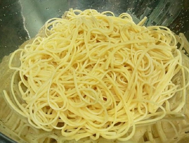 Món mì ống cuốn thịt heo chiên thơm ngon, đậm đà