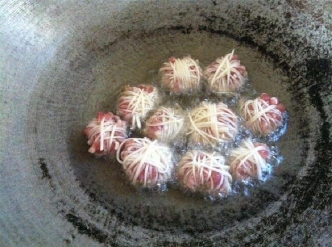 Món mì ống cuốn thịt heo chiên thơm ngon, đậm đà