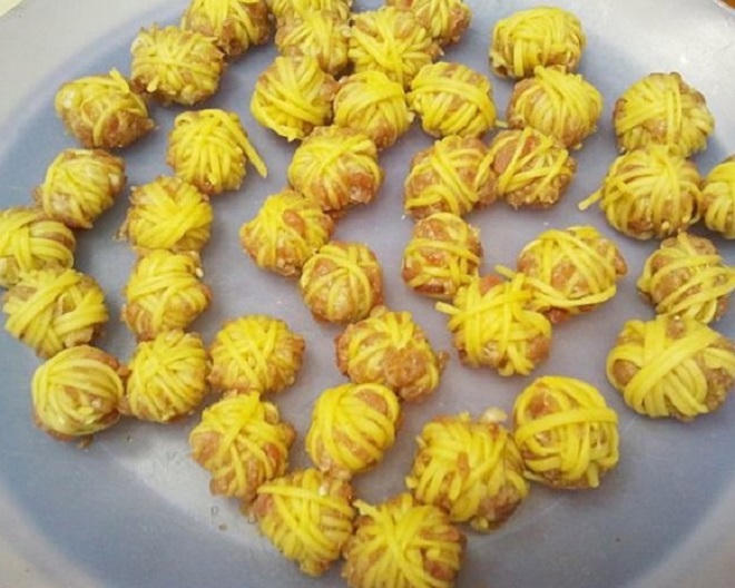 Món mì ống cuốn thịt heo chiên thơm ngon, đậm đà