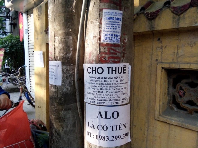 Quảng cáo rao vặt trái phép vẫn tràn lan ở phố phường Hà Nội