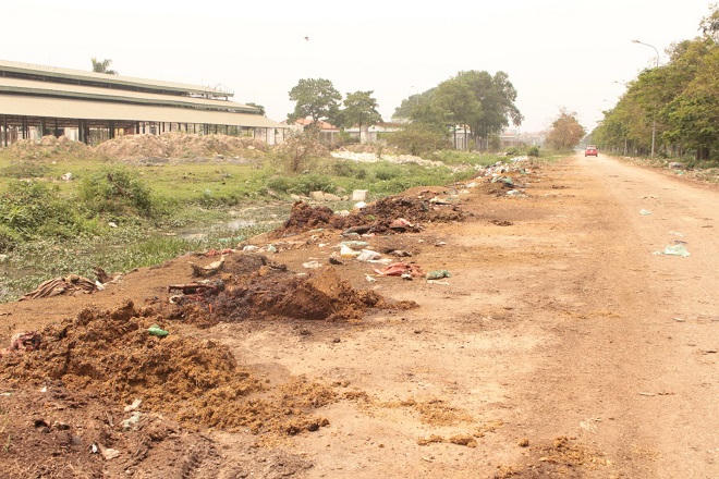 Gai người trên con đường nồng nặc mùi xương trâu bò thối ở Hà Nội