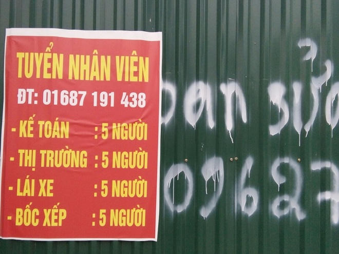 Quảng cáo rao vặt trái phép vẫn tràn lan ở phố phường Hà Nội