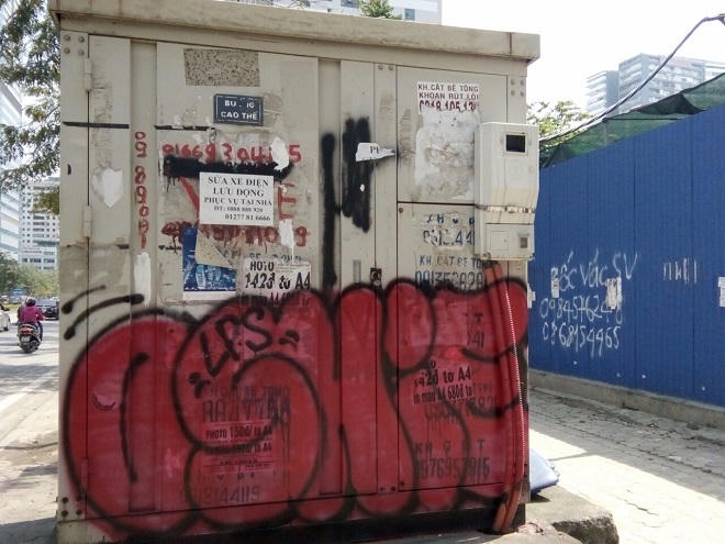 Quảng cáo rao vặt trái phép vẫn tràn lan ở phố phường Hà Nội