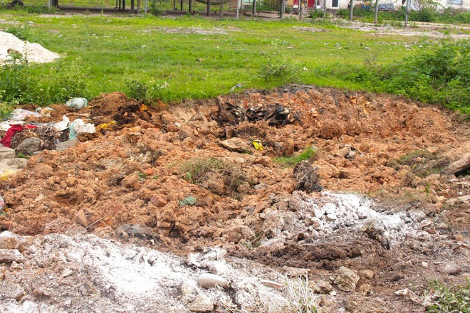 Con đường bốc mùi vẫn rải rác xương thối, trách nhiệm thuộc về ai?