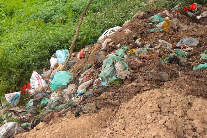 Con đường bốc mùi vẫn rải rác xương thối, trách nhiệm thuộc về ai?